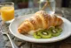 Kiwi croissant při podávání