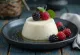 Naservírovaná tvarohová panna cotta s ovocem