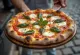Čerstvě upečená pizza s kozím sýrem