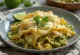 Chilaquiles suizos – křupavé kousky tortilly v omáčce ze zeleného chilli, podávané s čerstvým sýrem a zakysanou smetanou