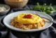 Omurice miska se zelím, podávaná s vejcem a čerstvou zeleninou