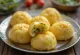 Idli s krupicí (Rava) čerstvě servírované, zdobené koriandrem