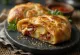Čerstvě upečené bramborové calzone se slaninou