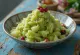 Bingsu se zeleným čajem, korejský ledový dezert s práškem matcha, čerstvým ovocem a praženým sezamem