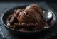 Kopeček čokoládové zmrzliny s viditelnými kousky brownie