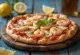 Pizza Frutti di Mare s kalamáry servírovaná