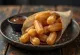 Churros jednohubky obalené ve skořicovém cukru podávané s čokoládovou omáčkou