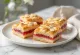 Bakewell tart podávaný jako řez, bohatá mandlová sladkost zdobená džemem a mandlemi