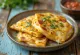 Quesadilla se sýrem, čerstvě opečená, zdobená koriandrem