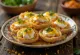 Dahi puri se sev, jogurtová omáčka, cizrna a křupky sev při podávání