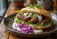 Kebab sendvič s grilovanými masovými špízy, čerstvou zeleninou a jogurtovou omáčkou