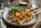 Sasami yakitori kuřecí prsa na špejli, podávaná se sezamovými semínky a čerstvou cibulkou